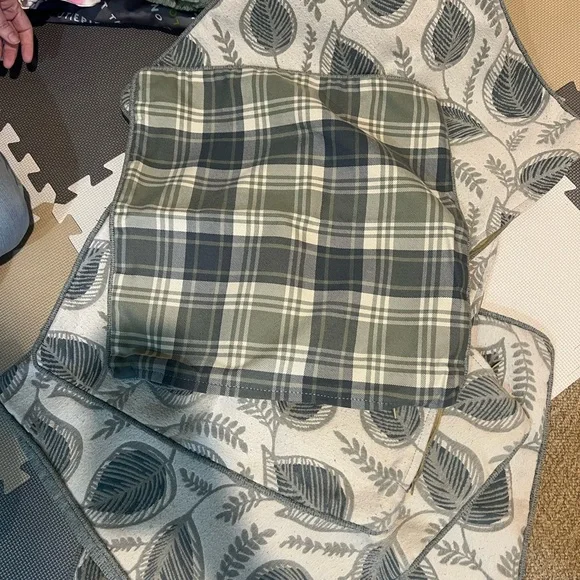 Leaf Patterned Pillowcases - Picture 4 of 7